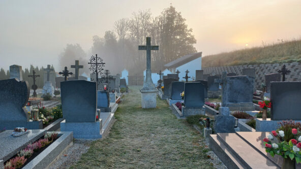 Friedhof mit Grabsteinen