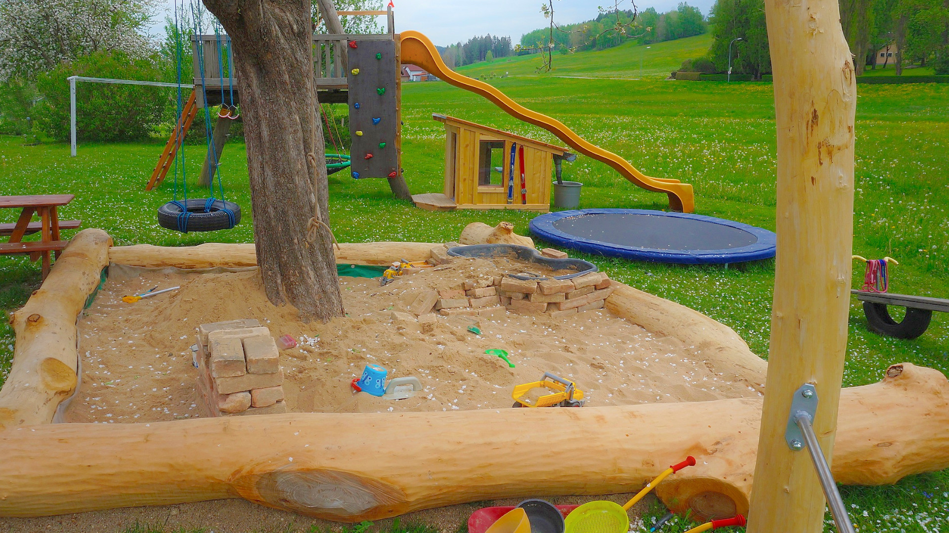 Spielplatz mit großer Sandkiste